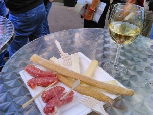 サルシッチャ、チーズと白ワイン、トリノ名産のグリッシーニ
